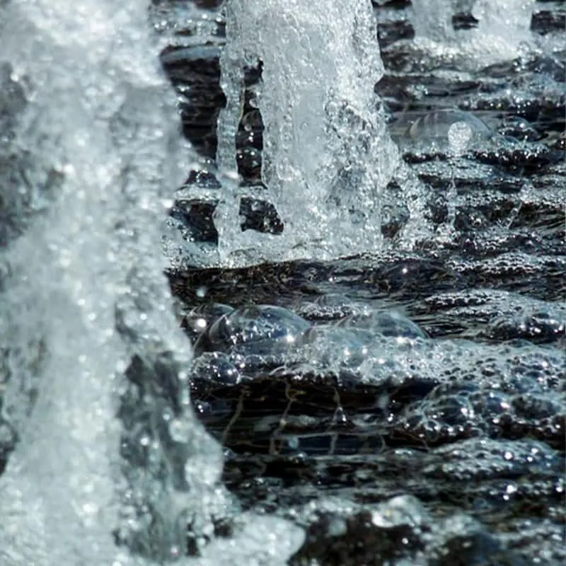 Вода из-под крана дома становится зелёной или жёлтой? Расскажем, как полностью решить проблему загрязнения резервуара для воды.